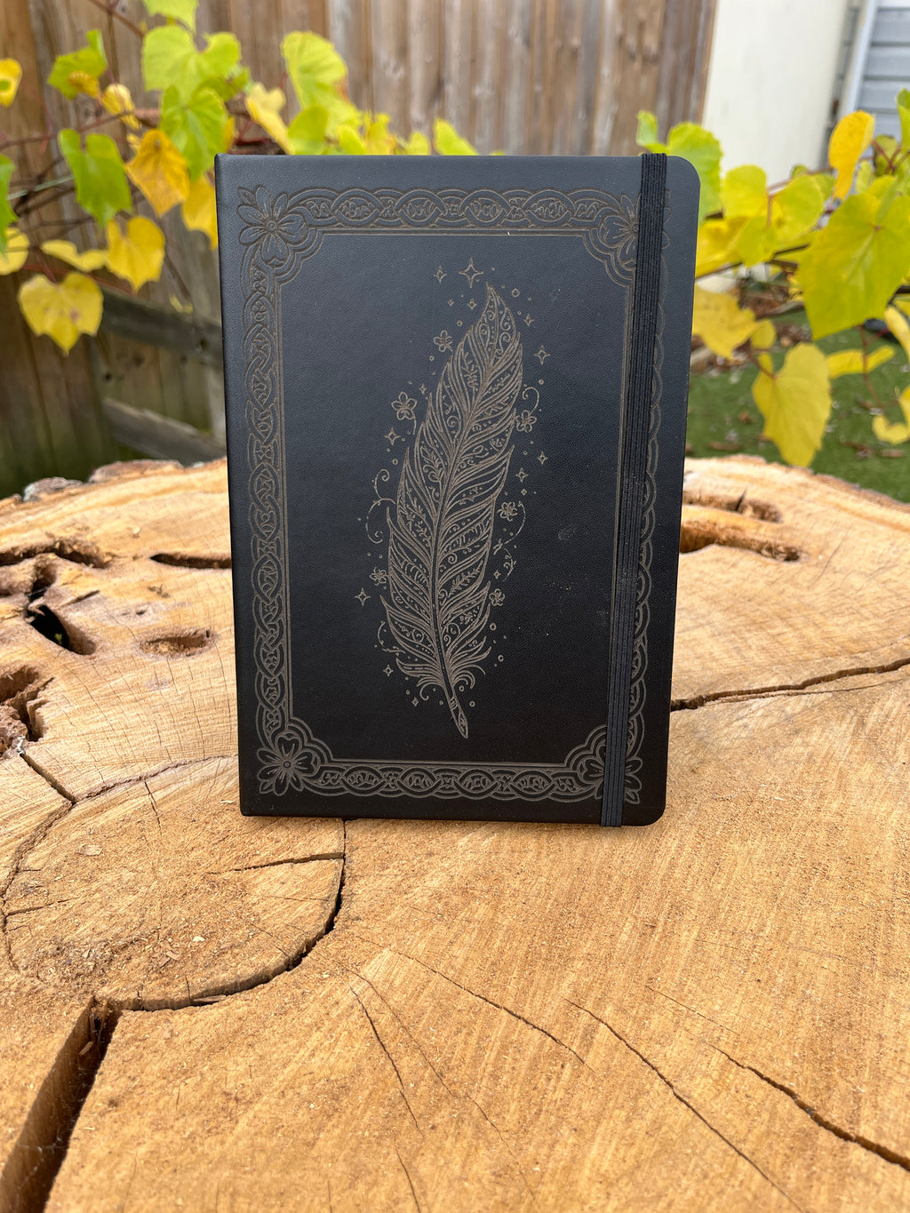 Cahier A5 noir gravé plume magique – Carnet en PU, gravure artisanale Atelier Ink-Wood