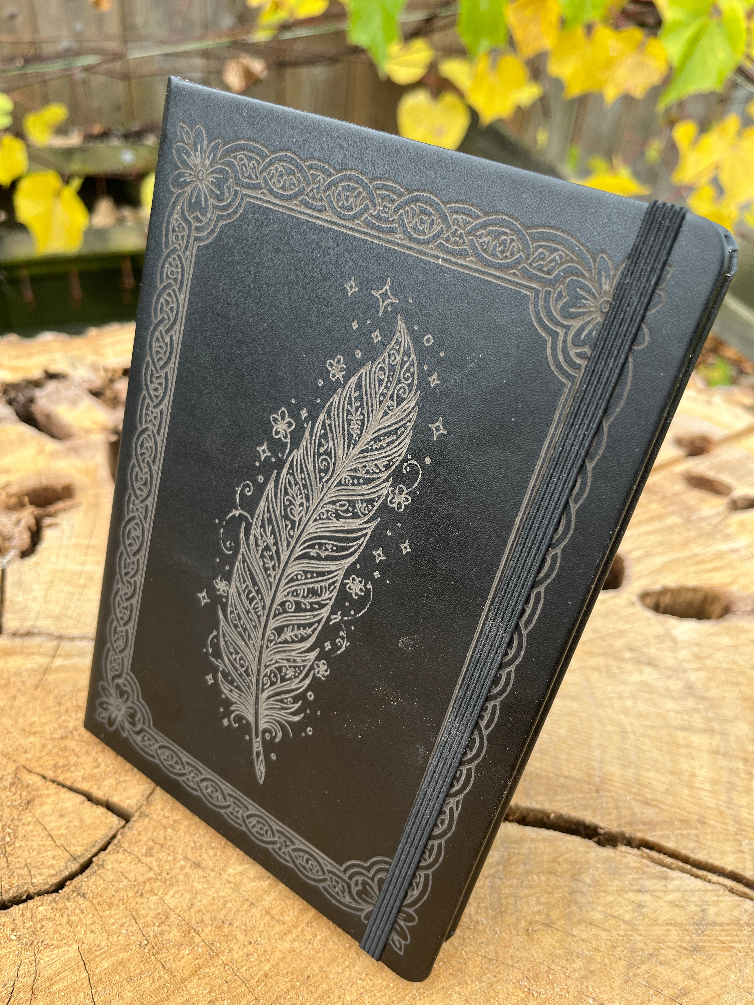 Cahier A5 noir gravé plume magique – Carnet en PU, gravure artisanale Atelier Ink-Wood