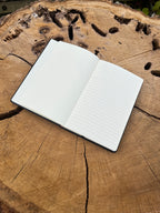 Cahier A5 noir gravé colibri et fleurs – Carnet en PU, gravure florale artisanale Atelier Ink-Wood