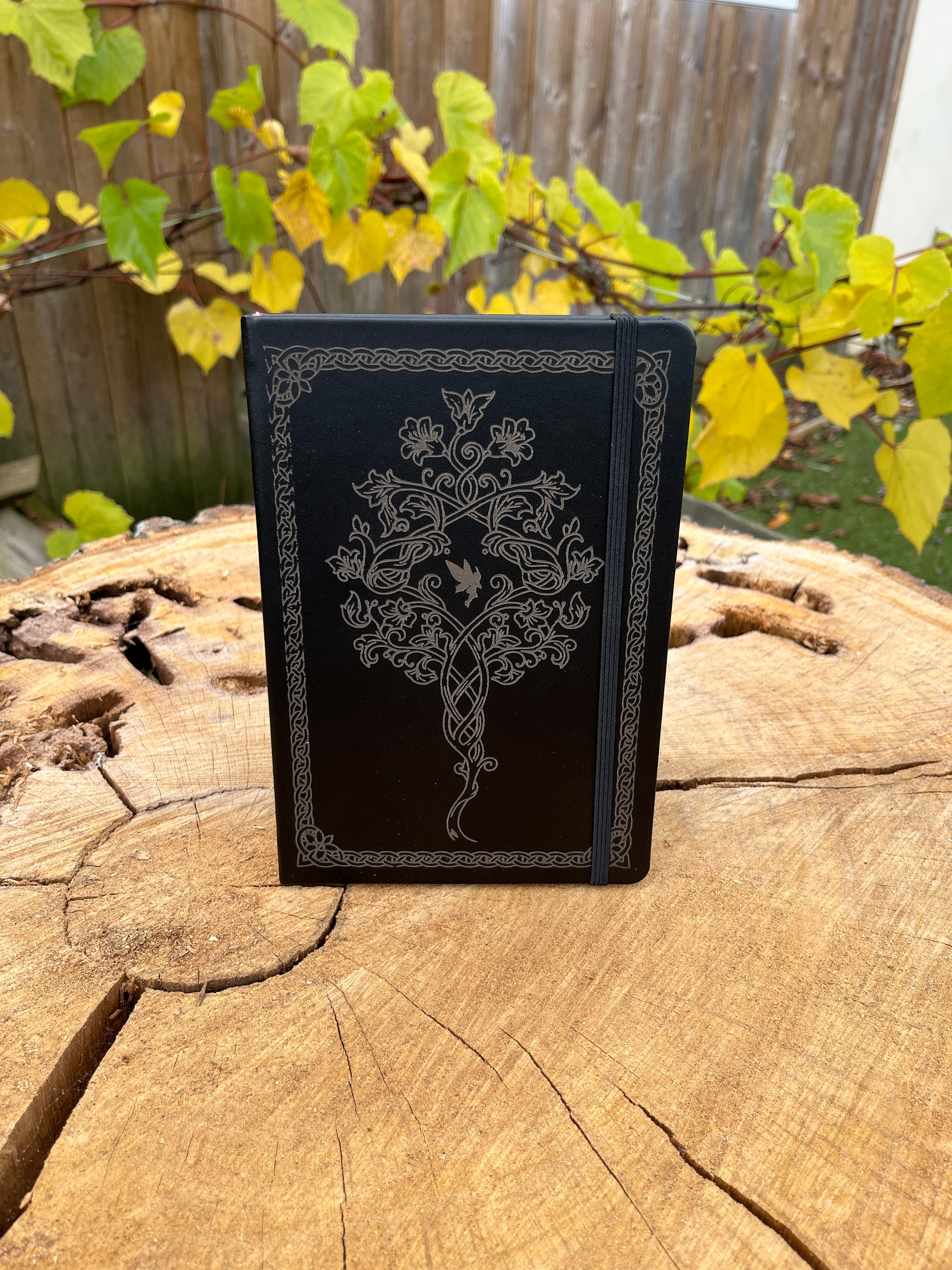 Cahier A5 noir gravé Arbre de Vie – Carnet en PU, motif celtique gravé à l’Atelier Ink-Wood