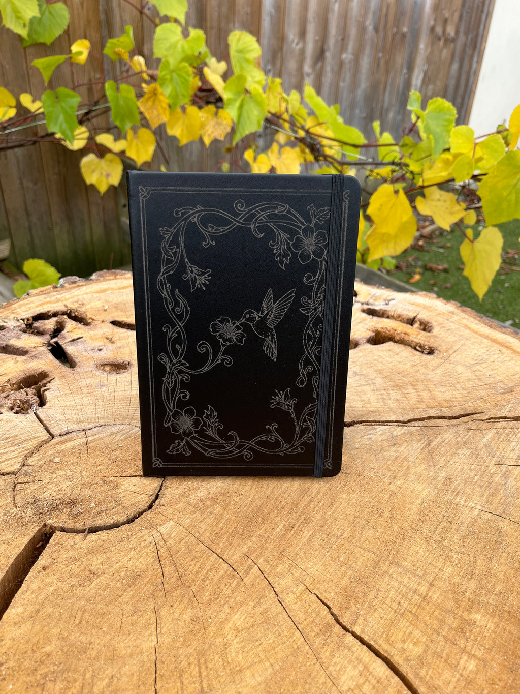 Cahier A5 noir gravé colibri et fleurs – Carnet en PU, gravure florale artisanale Atelier Ink-Wood