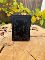 Cahier A5 noir gravé colibri et fleurs – Carnet en PU, gravure florale artisanale Atelier Ink-Wood