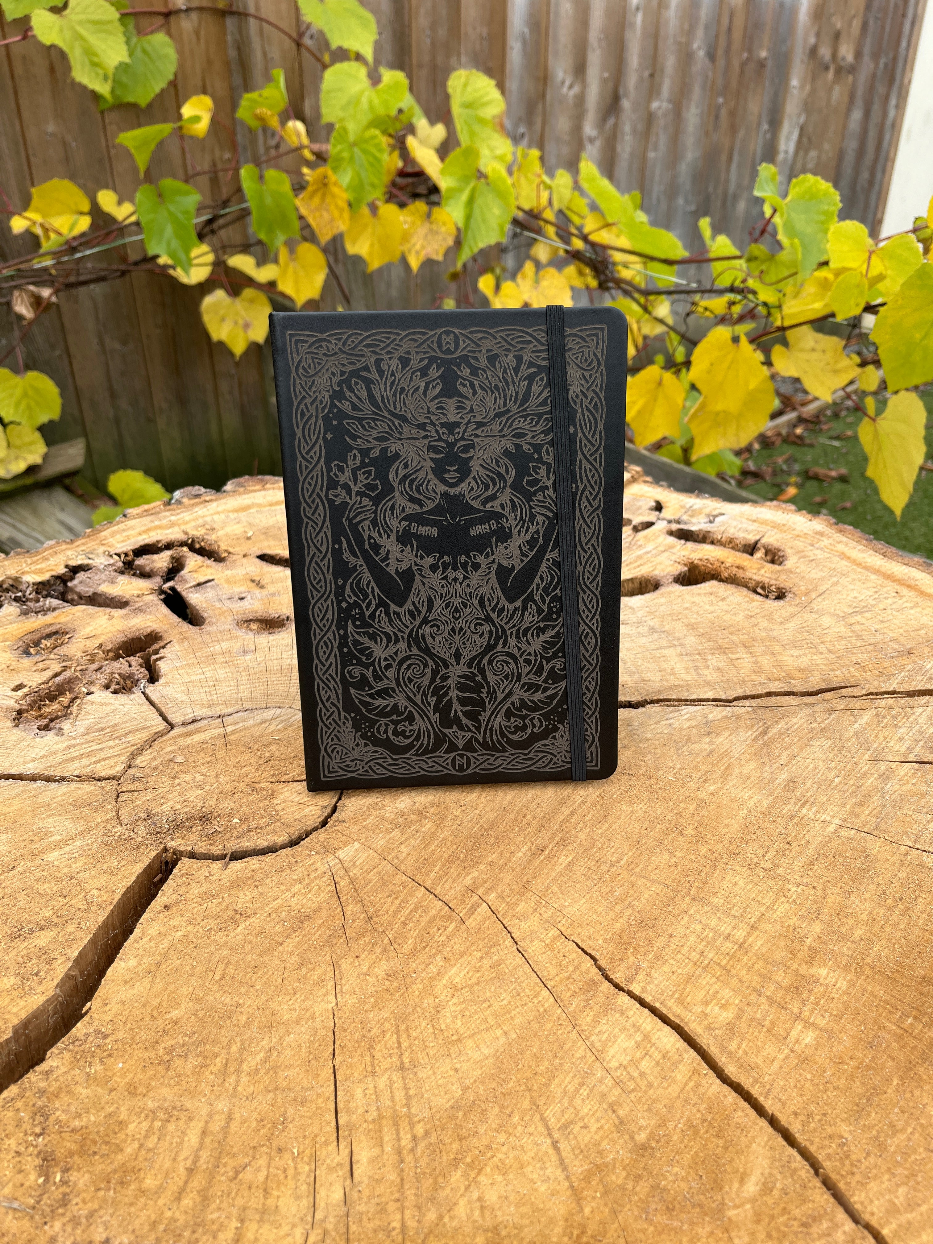 Cahier A5 noir gravé Déesse de la Forêt – Carnet en PU, motif mystique et celtique, gravure artisanale Atelier Ink-Wood