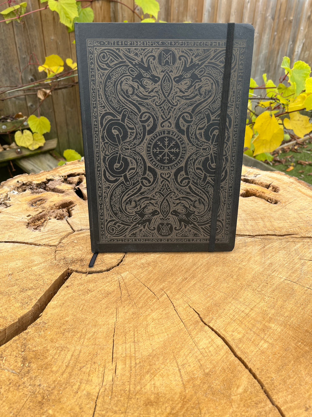 Cahier A4 noir gravé symbole viking – Grand carnet en cuir, motif runique et dragon nordique, gravure artisanale Atelier Ink-Wood