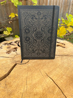 Cahier A4 noir gravé symbole viking – Grand carnet en cuir, motif runique et dragon nordique, gravure artisanale Atelier Ink-Wood