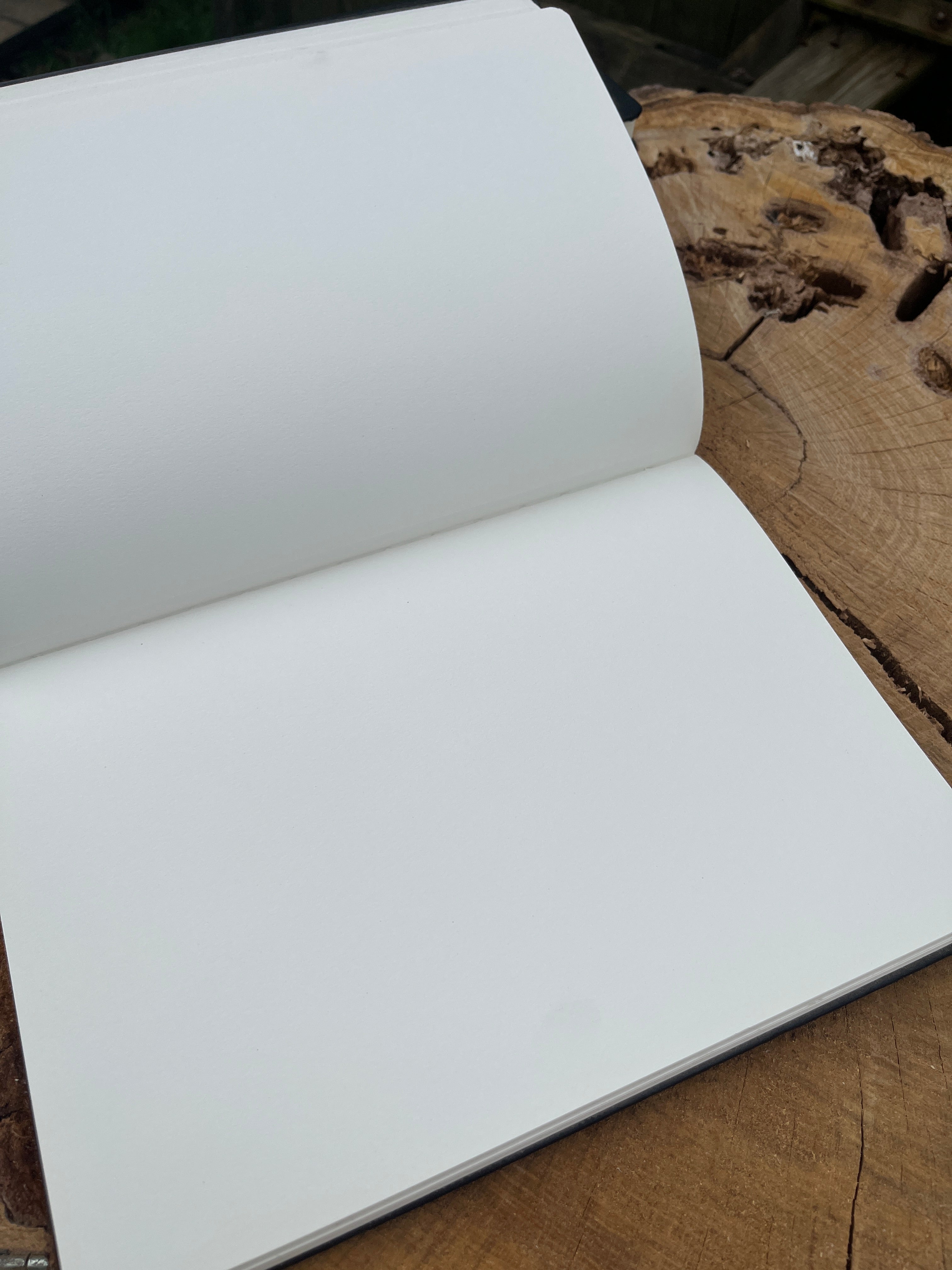 Cahier A4 noir gravé symbole viking – Grand carnet en cuir, motif runique et dragon nordique, gravure artisanale Atelier Ink-Wood