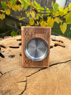 Cendrier en bois gravé – Hêtre massif 12×17 cm avec coupe inox, motif celtique artisanal Atelier Ink-Wood