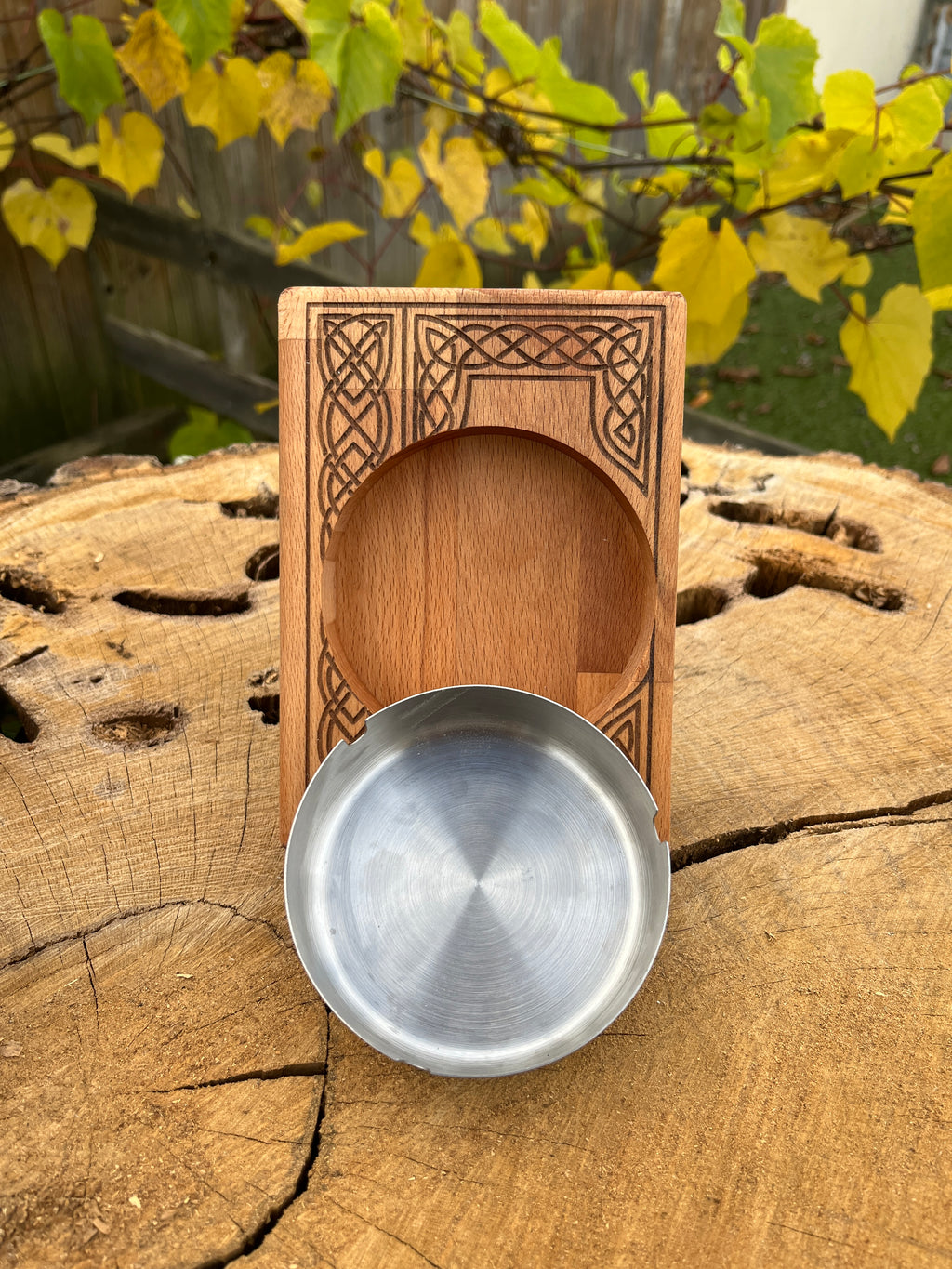 Cendrier en bois gravé – Hêtre massif 12×17 cm avec coupe inox, motif celtique artisanal Atelier Ink-Wood
