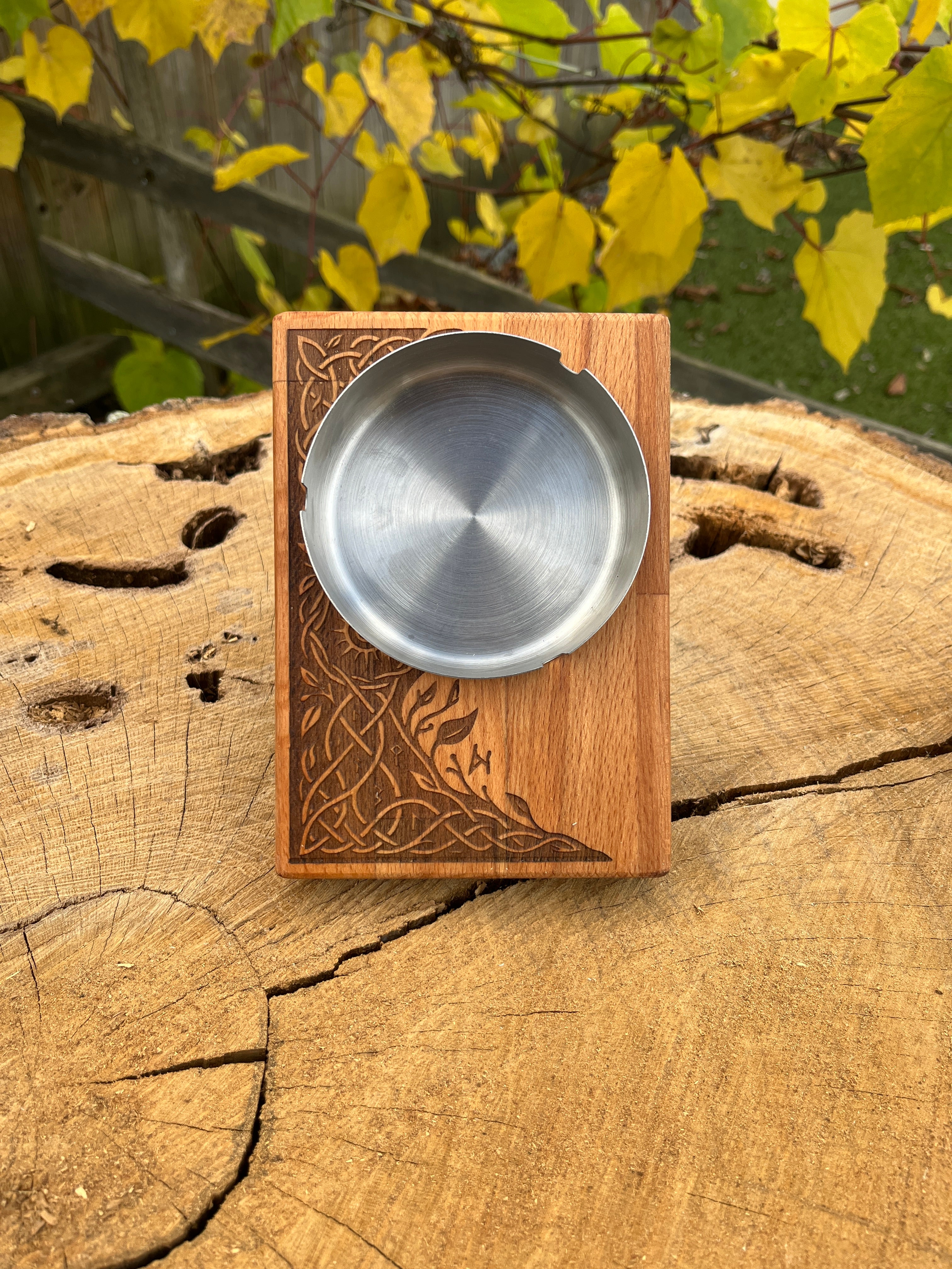 Cendrier en bois gravé motif racines – Hêtre massif 12×17 cm avec coupe inox, création artisanale Atelier Ink-Wood