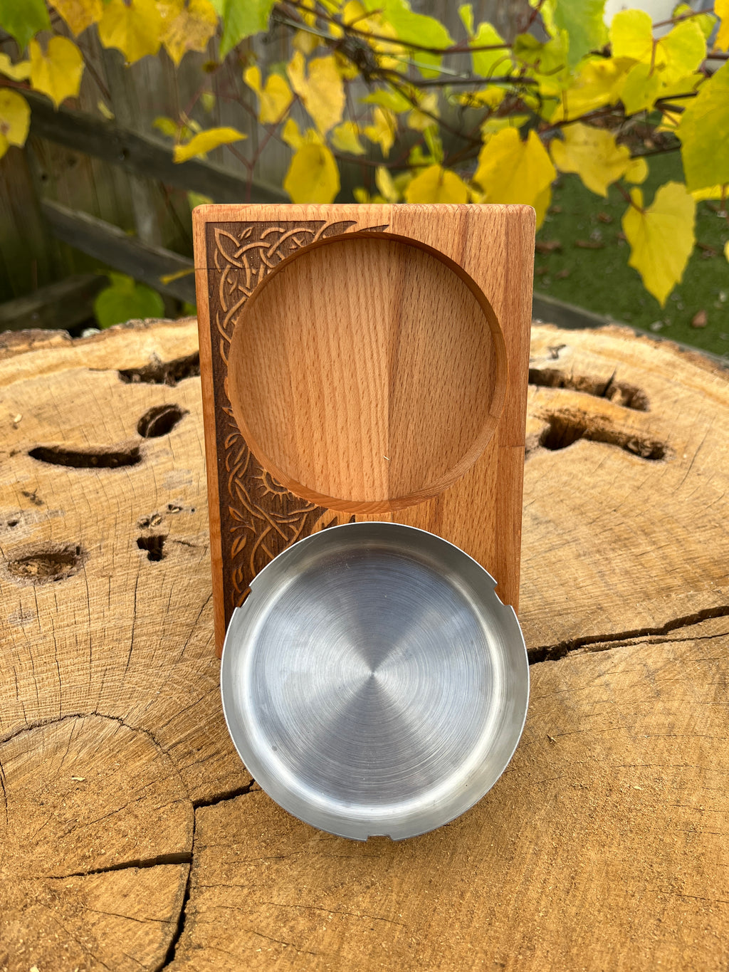 Cendrier en bois gravé motif racines – Hêtre massif 12×17 cm avec coupe inox, création artisanale Atelier Ink-Wood