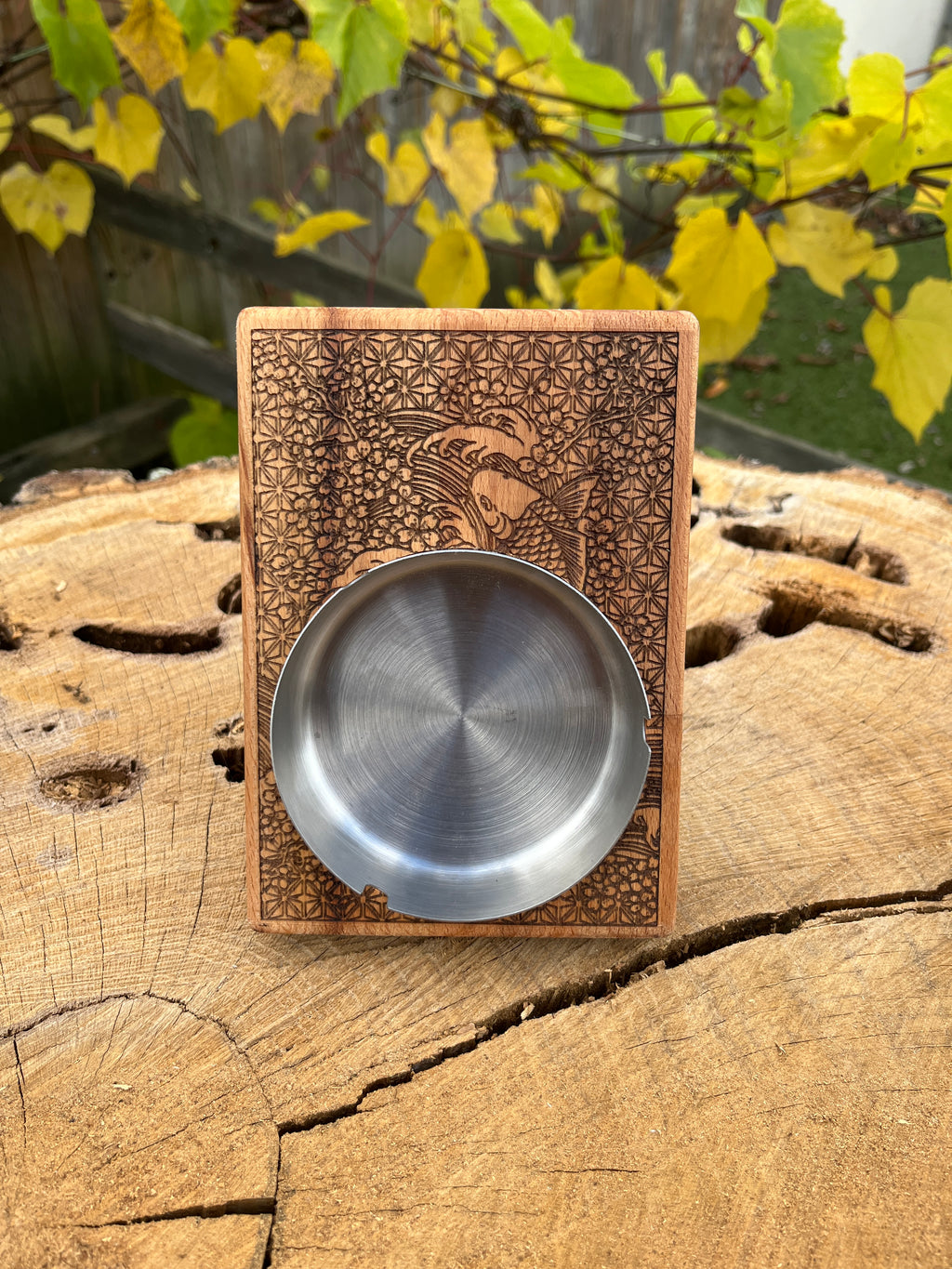 Cendrier en bois gravé carpe japonaise – Hêtre massif 12×17 cm avec coupe inox, motif Asanoha artisanal Atelier Ink-Wood