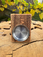 Cendrier en bois gravé carpe japonaise – Hêtre massif 12×17 cm avec coupe inox, motif Asanoha artisanal Atelier Ink-Wood