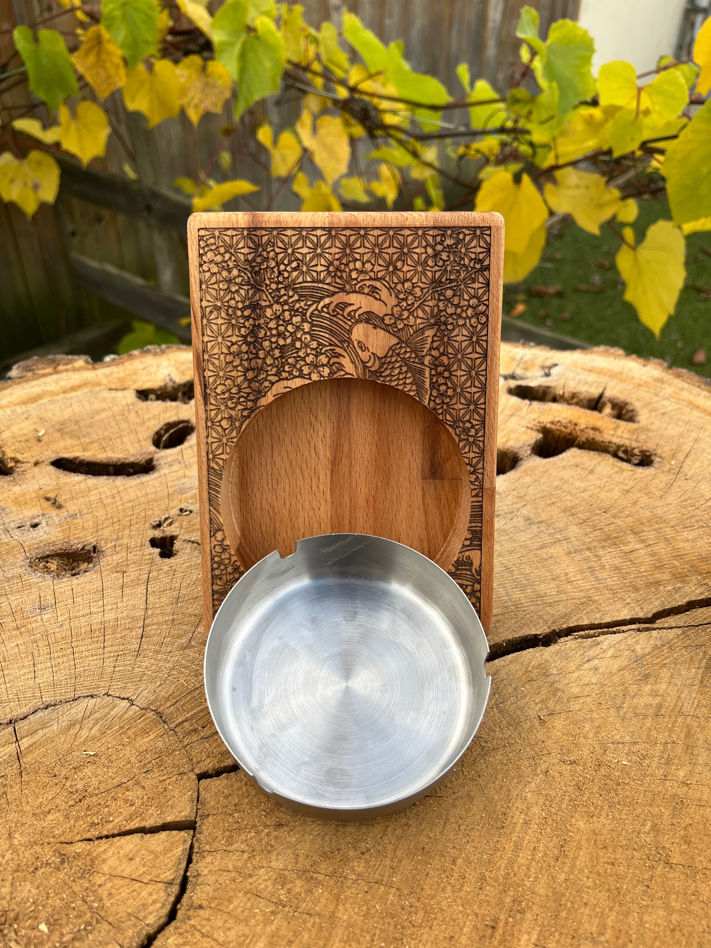 Cendrier en bois gravé carpe japonaise – Hêtre massif 12×17 cm avec coupe inox, motif Asanoha artisanal Atelier Ink-Wood