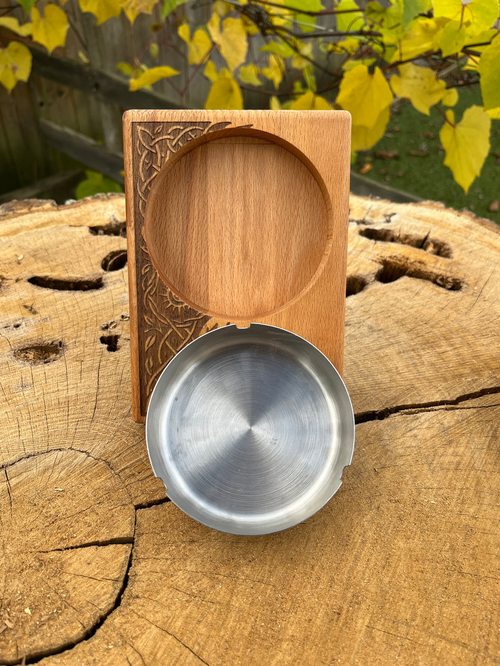 Cendrier en bois gravé motif arbre – Hêtre massif 12×17 cm avec coupe inox, création artisanale Atelier Ink-Wood