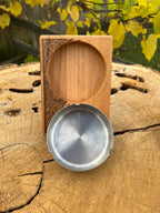 Cendrier en bois gravé motif arbre – Hêtre massif 12×17 cm avec coupe inox, création artisanale Atelier Ink-Wood
