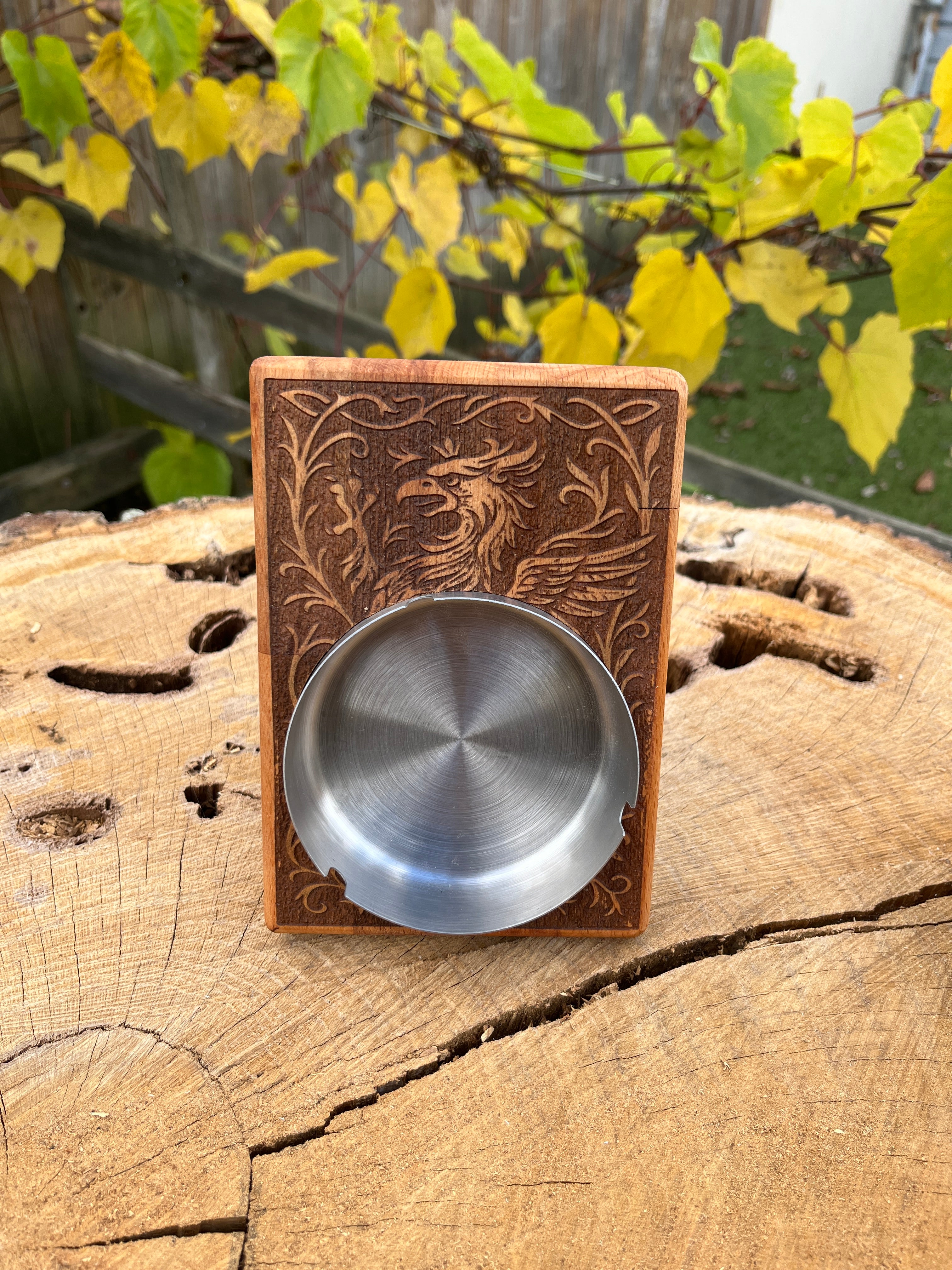 Cendrier en bois gravé griffon – Hêtre massif 12×17 cm avec coupe inox, motif médiéval artisanal Atelier Ink-Wood