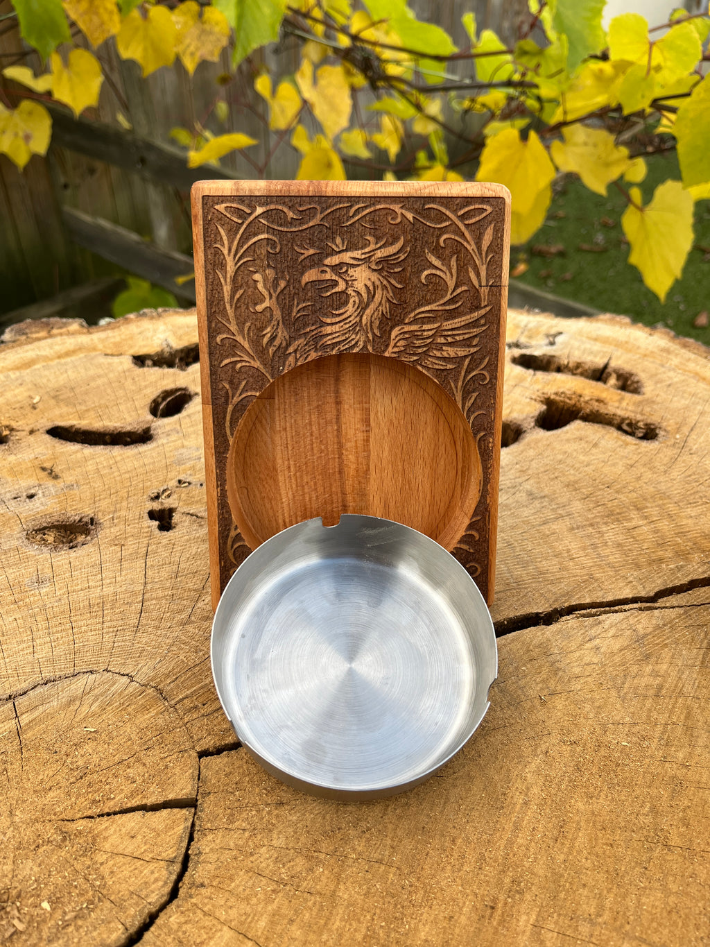 Cendrier en bois gravé griffon – Hêtre massif 12×17 cm avec coupe inox, motif médiéval artisanal Atelier Ink-Wood