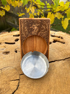 Cendrier en bois gravé griffon – Hêtre massif 12×17 cm avec coupe inox, motif médiéval artisanal Atelier Ink-Wood