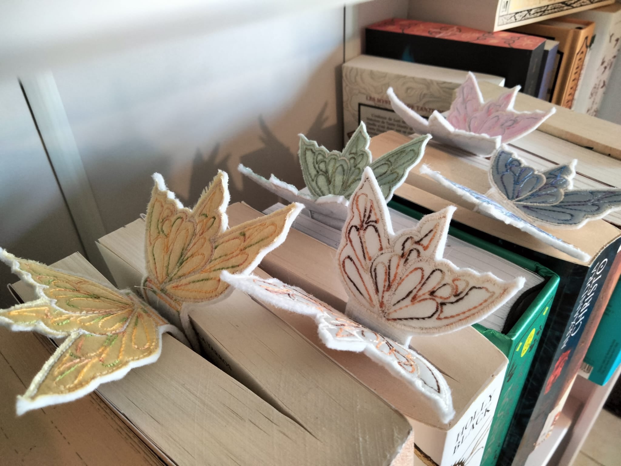 Marque-page papillon brodé – Création Broderie & Grimoire