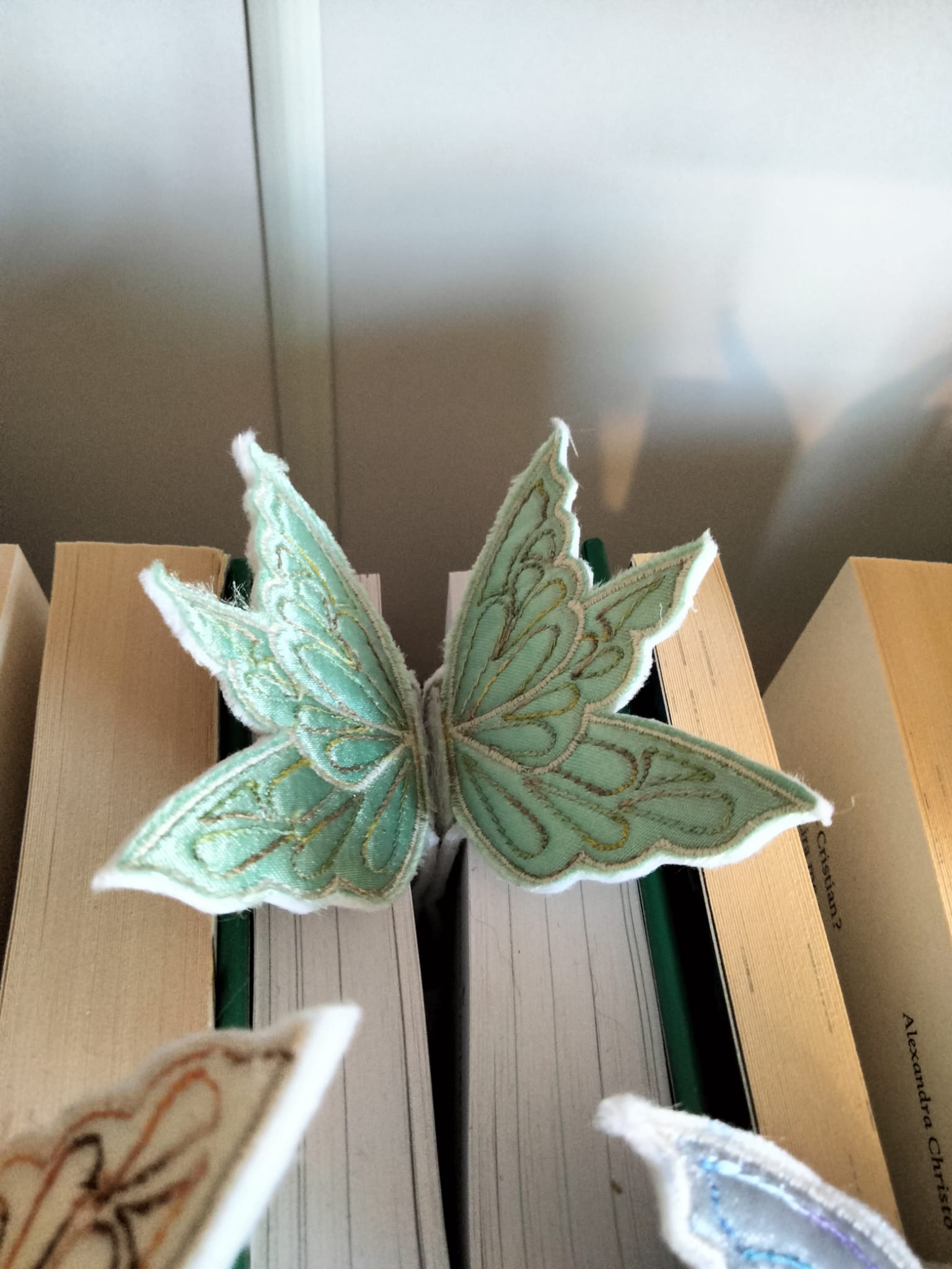 Marque-page papillon brodé – Création Broderie & Grimoire