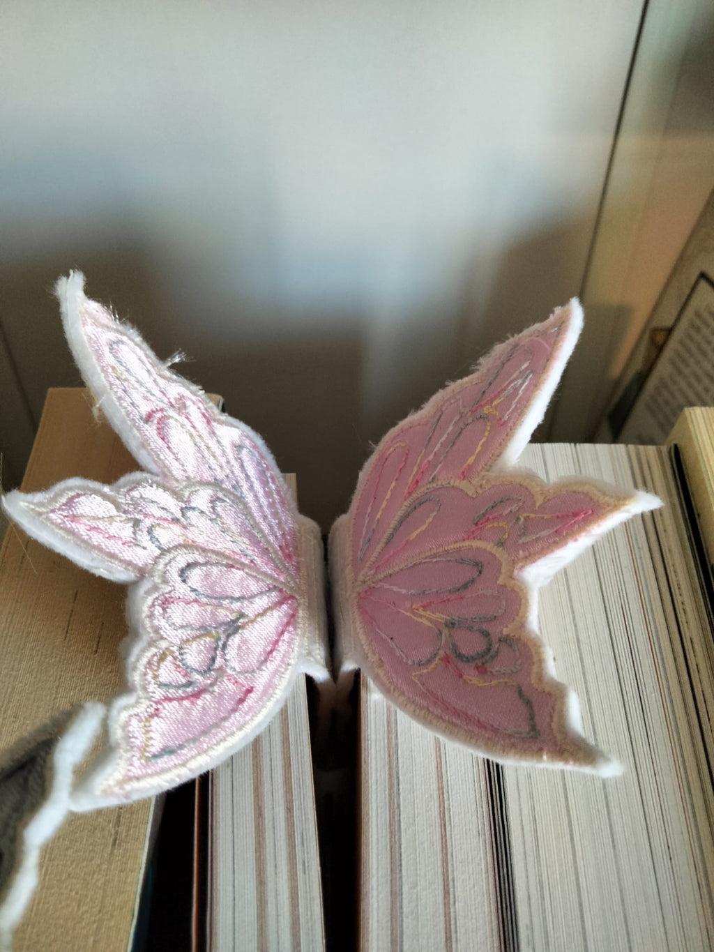 Marque-page papillon brodé – Création Broderie & Grimoire