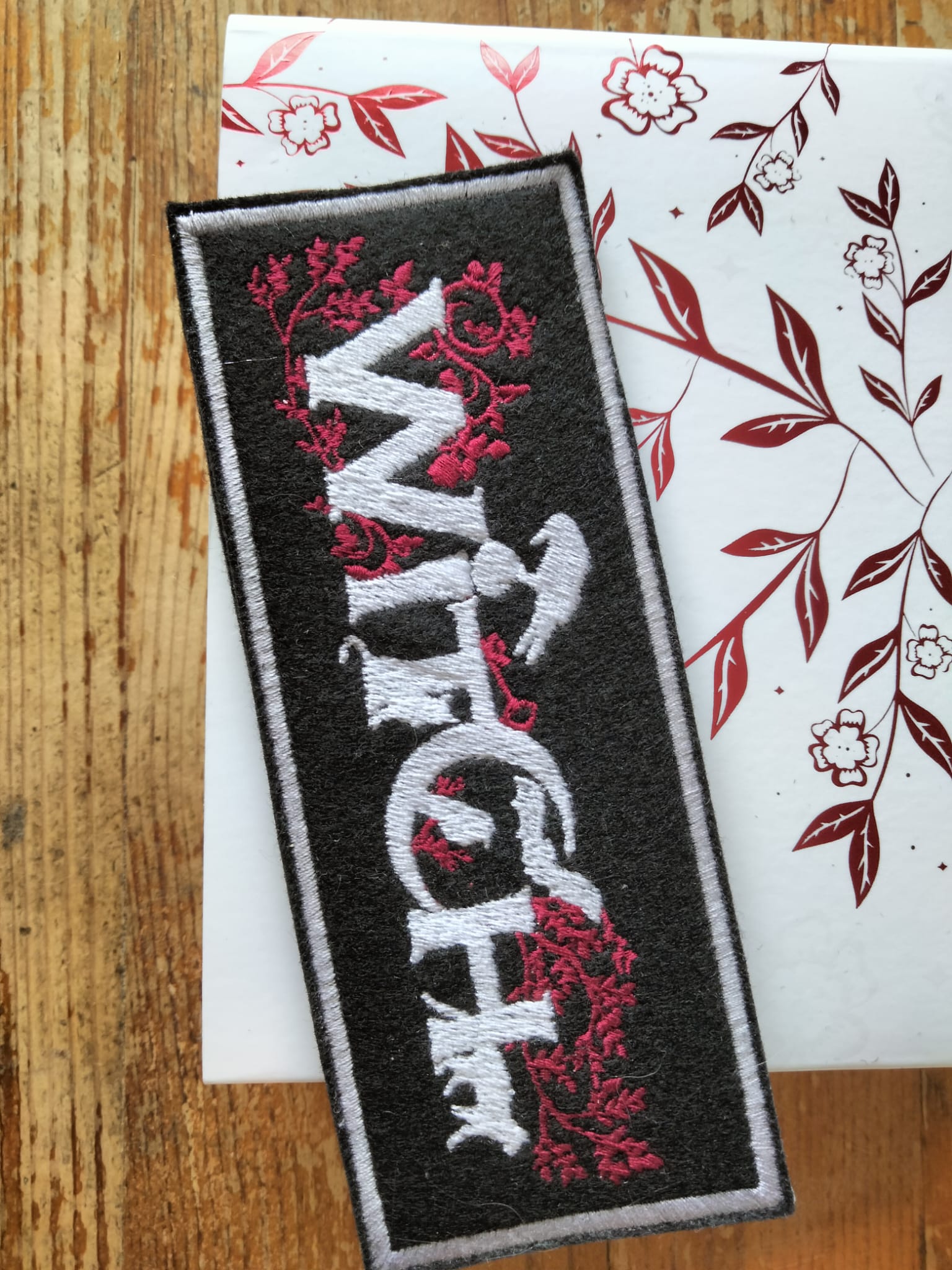 Marque-page brodé “Witch” – Broderie & Grimoire