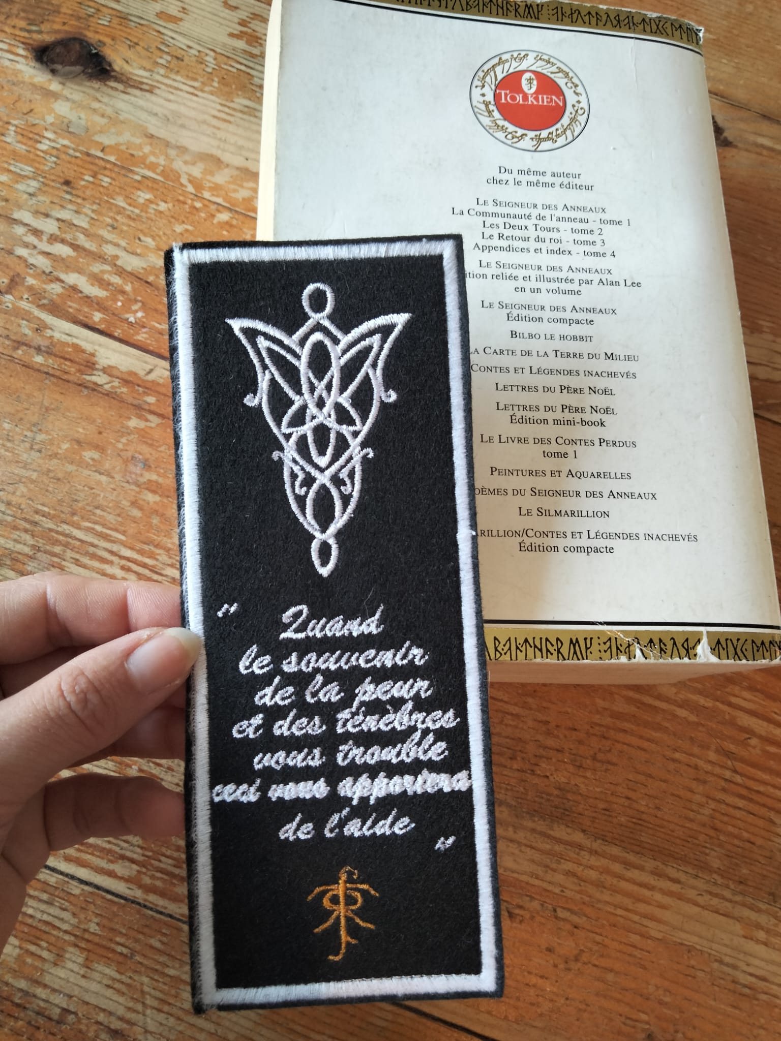 Marque-pages brodés “Portes d’Eregion & Symbole Elfique” – Broderie & Grimoire