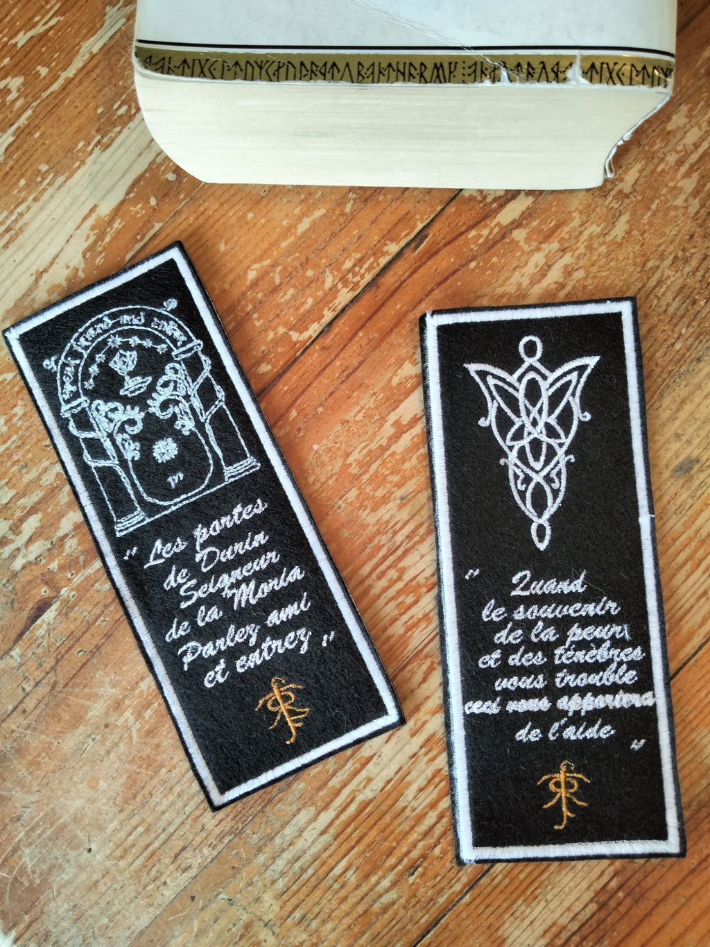 Marque-pages brodés “Portes d’Eregion & Symbole Elfique” – Broderie & Grimoire