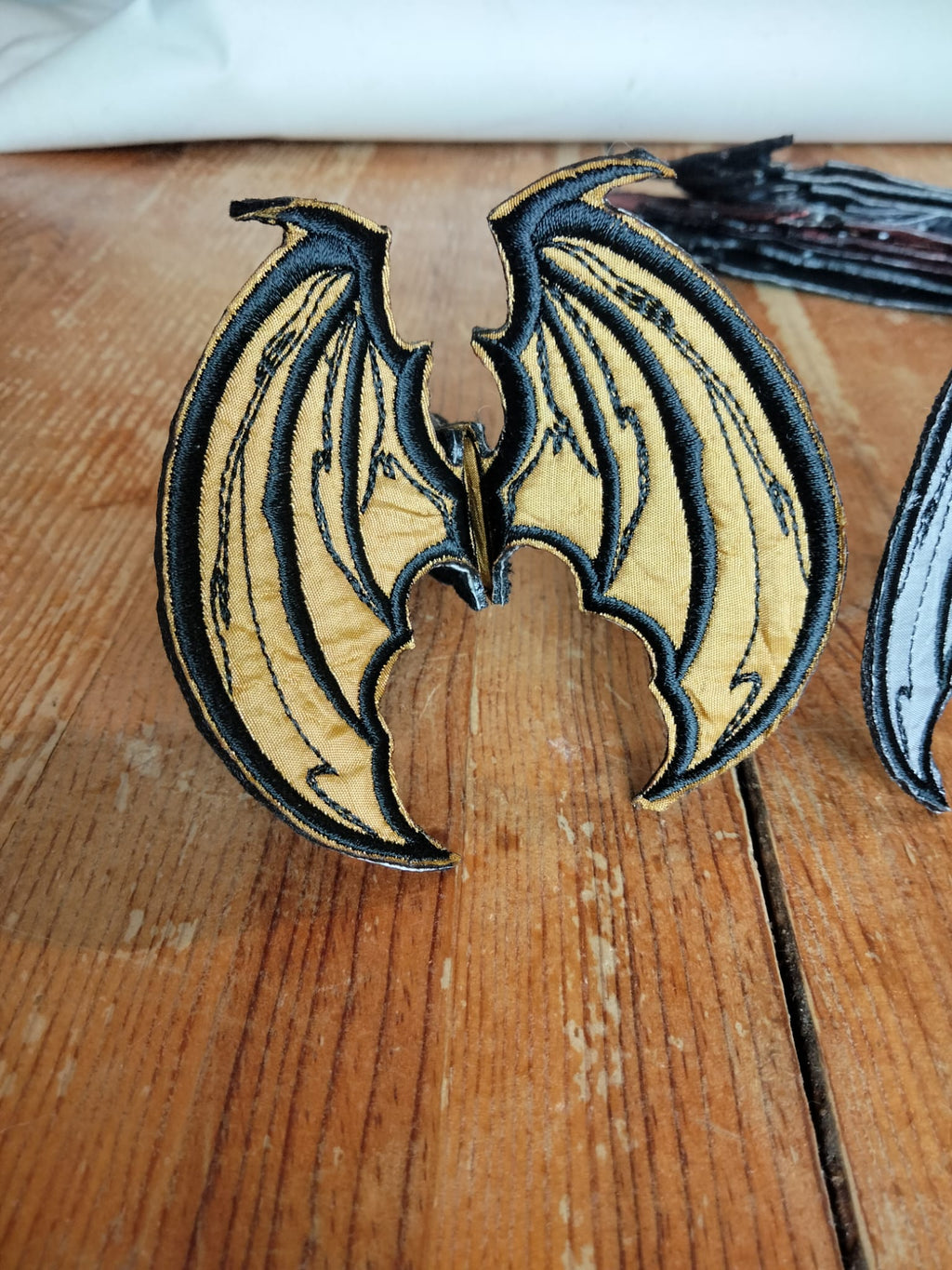 Marque-page “Ailes de Dragon” – Création Broderie & Grimoire