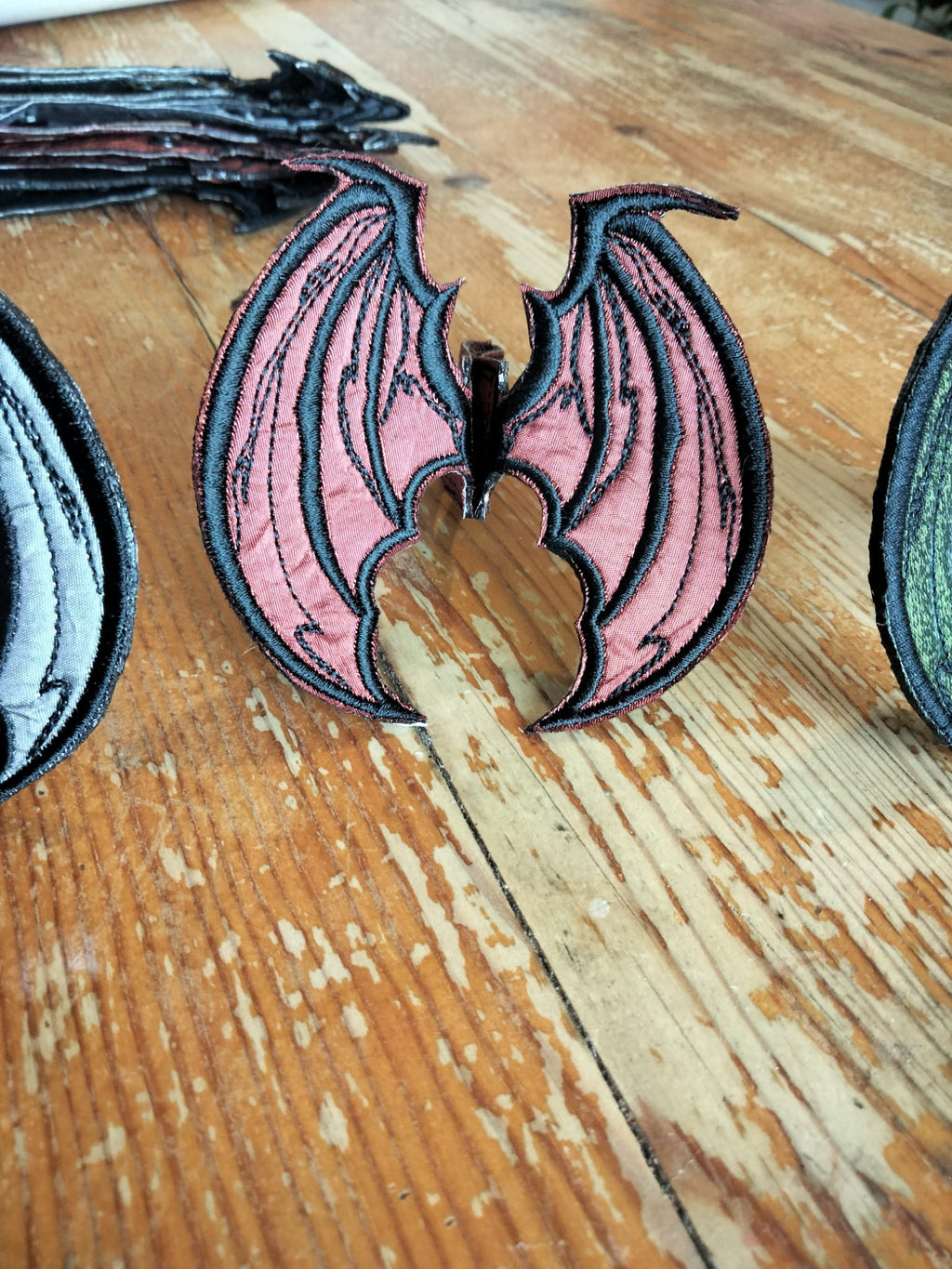 Marque-page “Ailes de Dragon” – Création Broderie & Grimoire