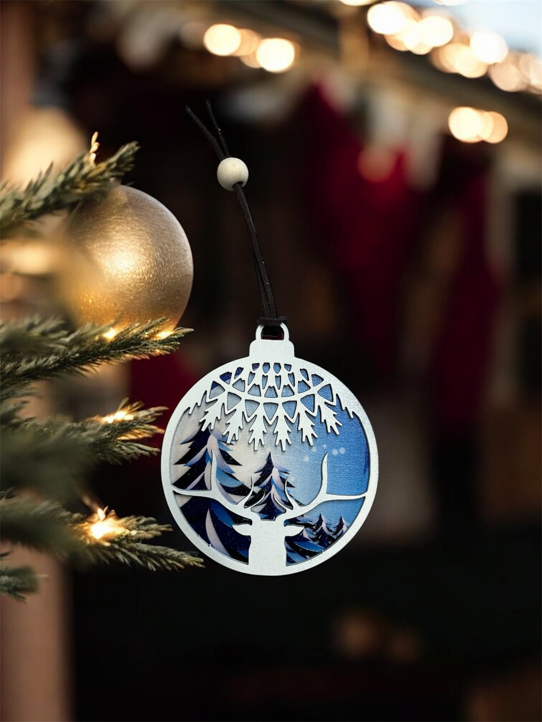 Boule de Noël en Bois – Forêt Enneigée & Ciel d’Hiver – Décoration Artisanale