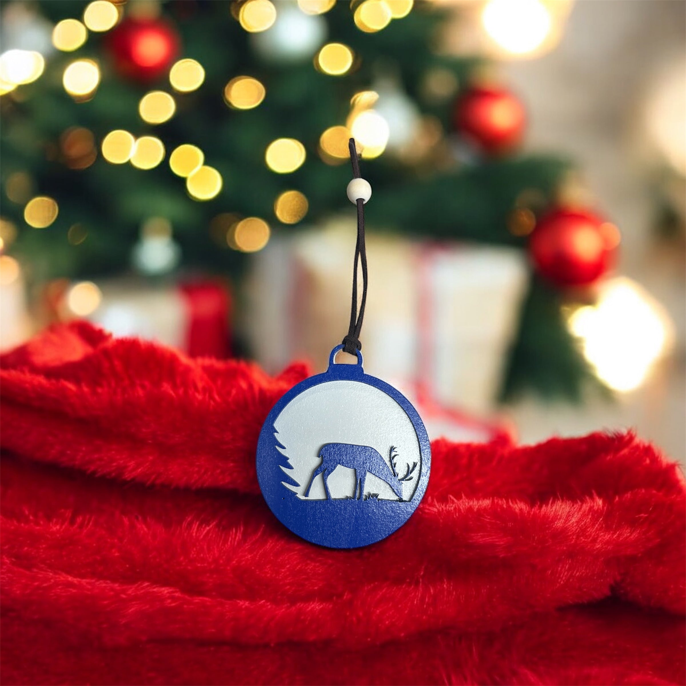 Boule de Noël en Bois – Cerf d’Hiver Bleu & Blanc – Décoration Artisanale Fait Main (Choisissez votre couleur !)