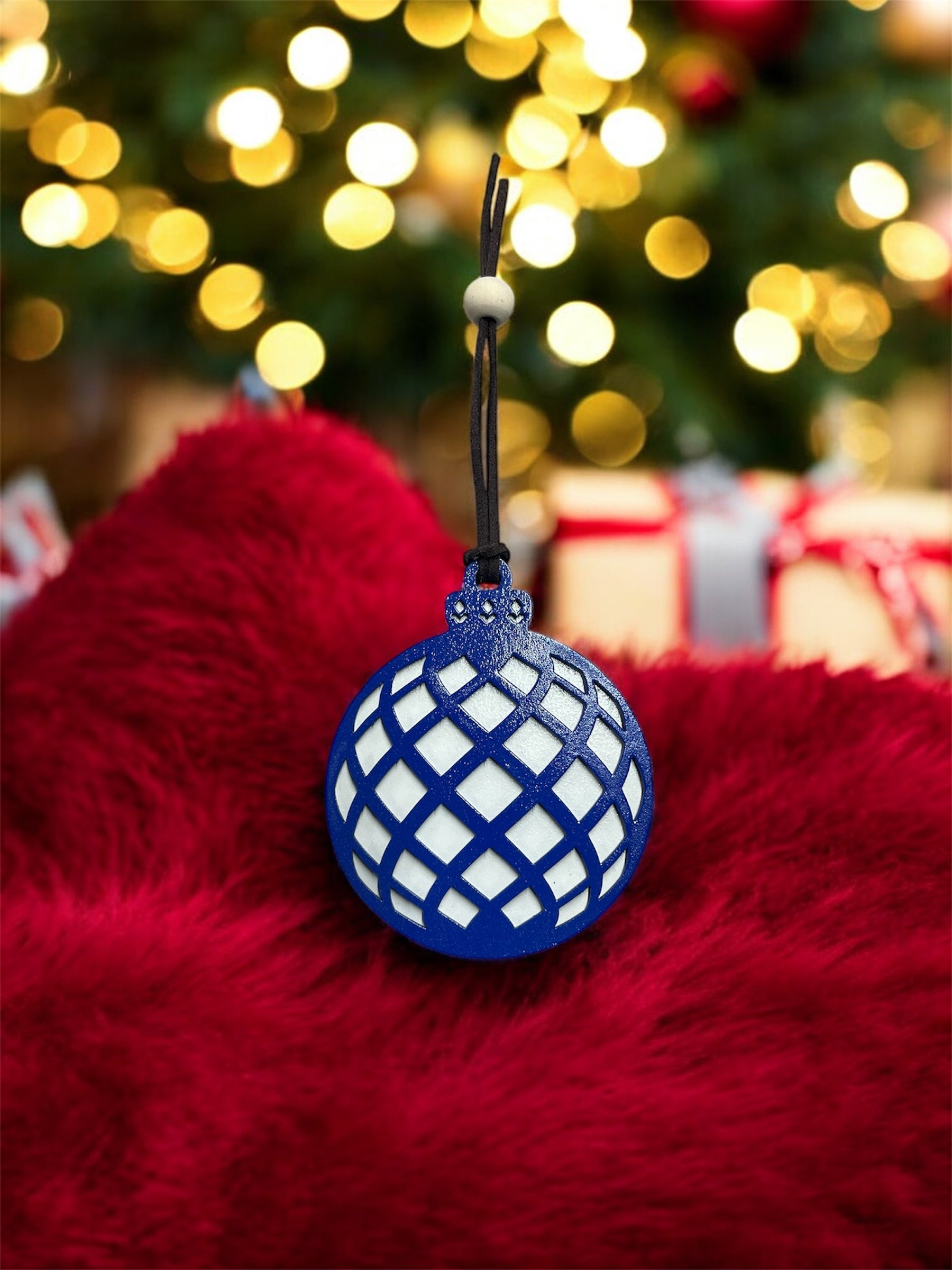 Boule de Noël en Bois – Motif Croisé Bleu & Blanc – Décoration Artisanale Fait Main ( Choisissez votre couleur !)