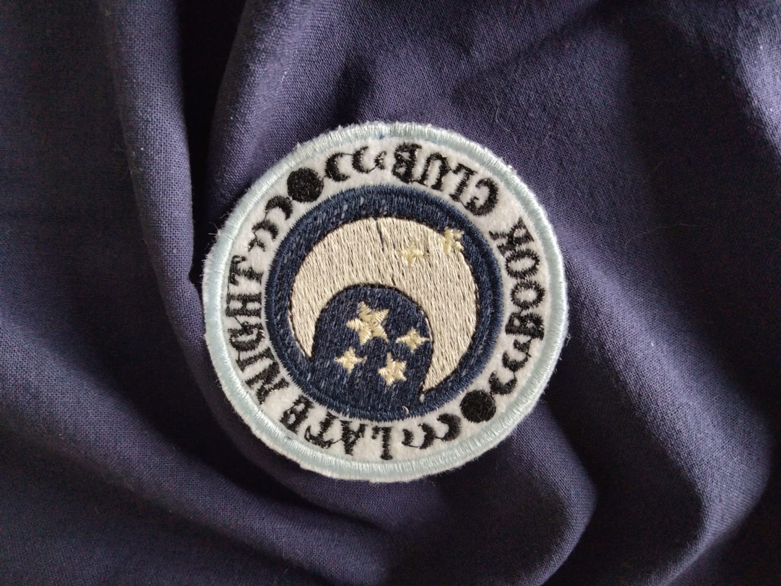 Écusson brodé Night Book Club – Lune et étoiles, Création Broderie & Grimoire