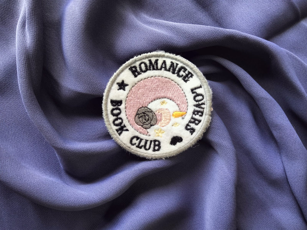 Écusson brodé “Romance Lovers Book Club” – Création Broderie & Grimoire