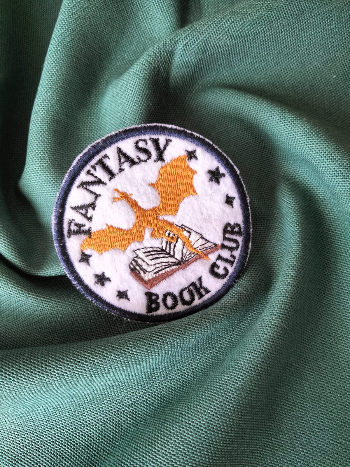 Écusson brodé “Fantasy Book Club” – Création Broderie & Grimoire