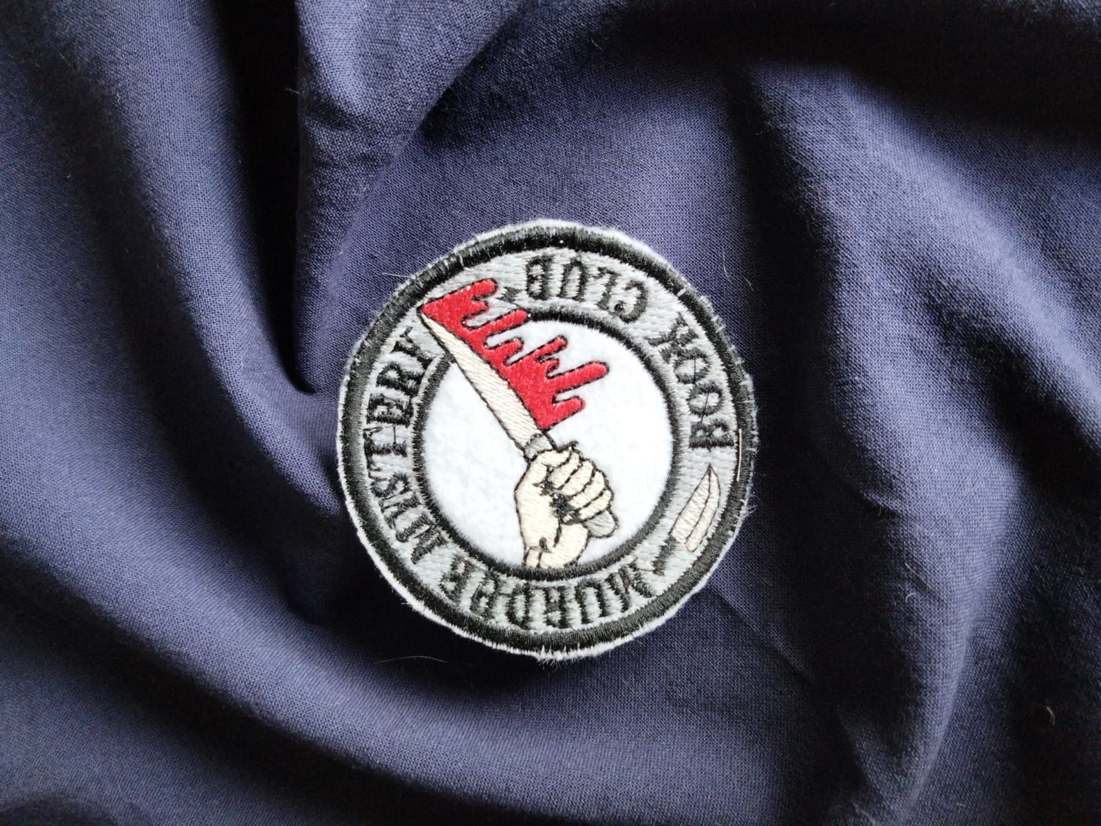 Écusson brodé “Murder Mystery Book Club” – Création Broderie & Grimoire