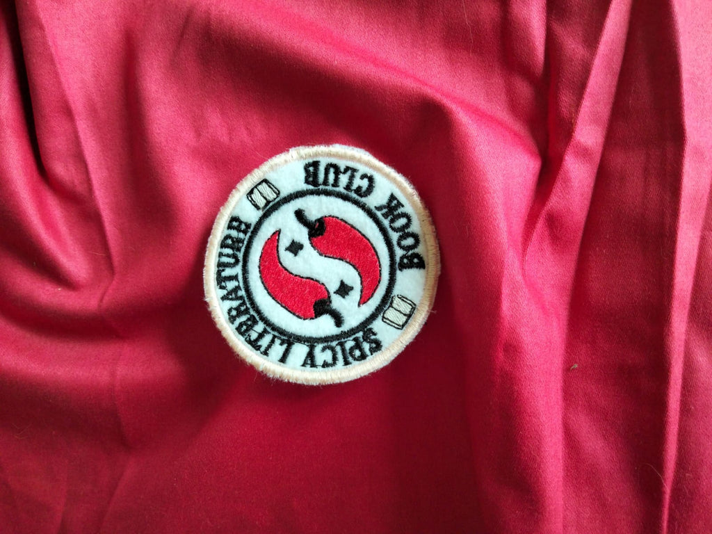 Écusson brodé “Spicy Literature Book Club” – Création Broderie & Grimoire