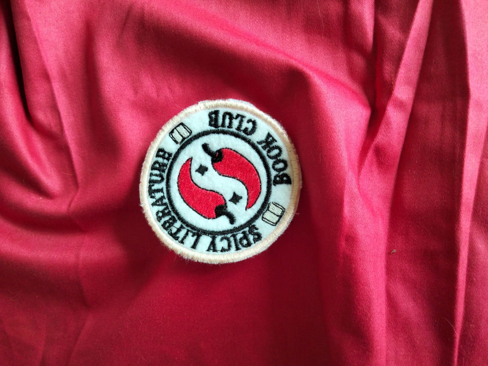 Écusson brodé “Spicy Literature Book Club” – Création Broderie & Grimoire