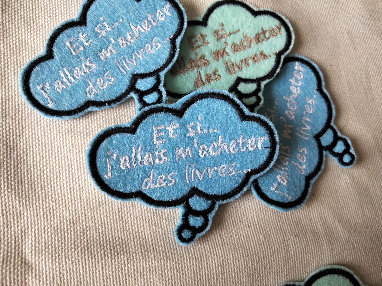 Écusson brodé “Et si… j’allais m’acheter des livres” – Création Broderie & Grimoire