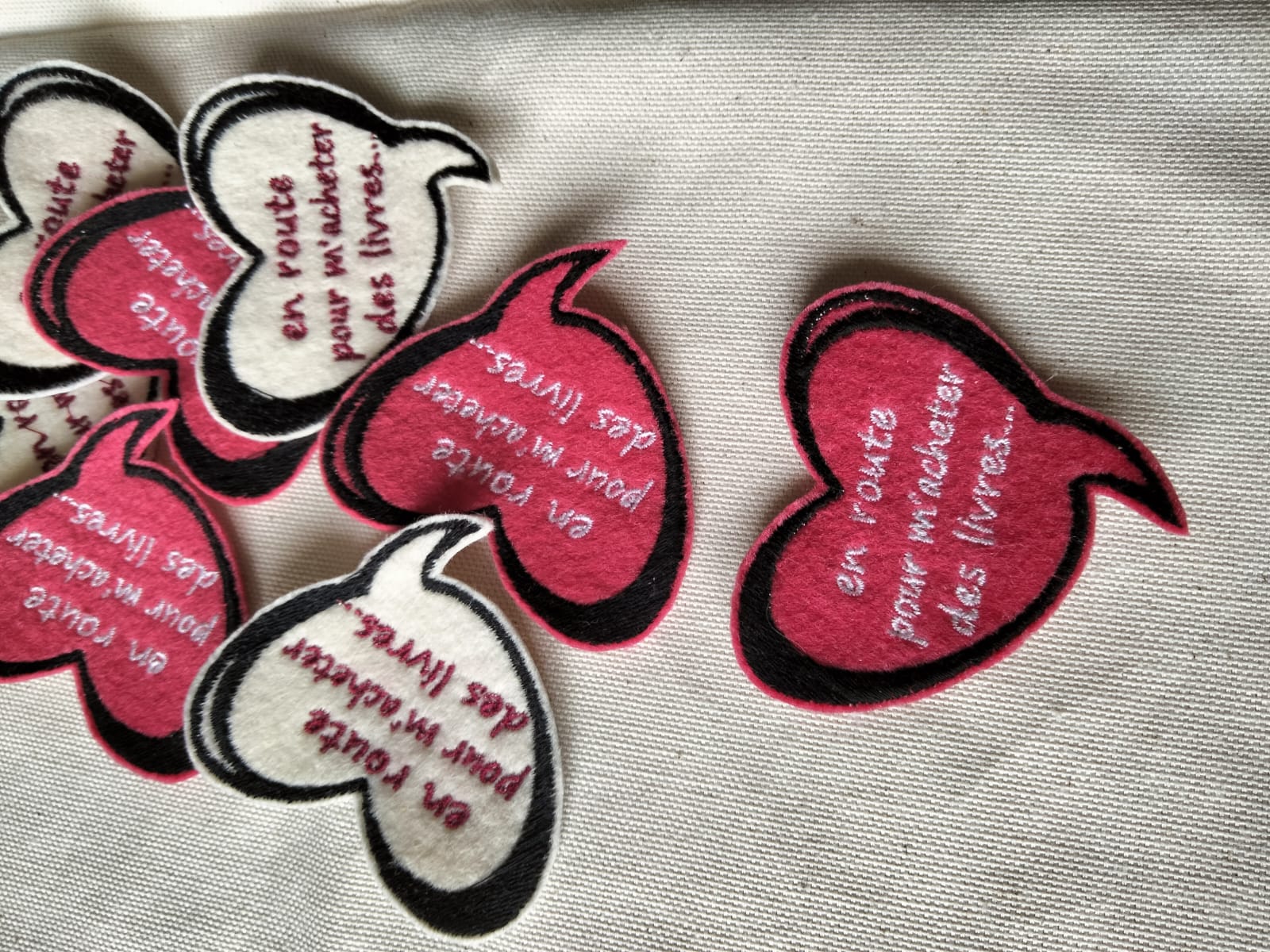 Écusson brodé “En route pour m’acheter des livres” – Création Broderie & Grimoire