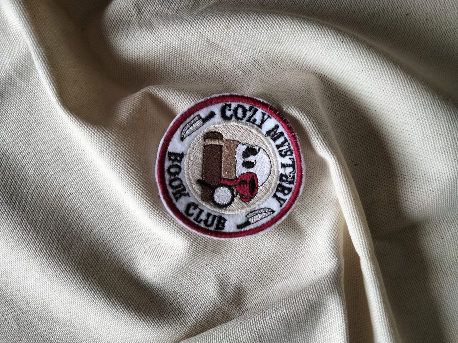 Écusson brodé “Cozy Mystery Book Club” – Création Broderie & Grimoire