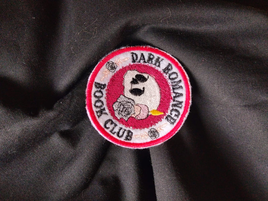 Écusson brodé “Dark Romance Book Club” – Création Broderie & Grimoire