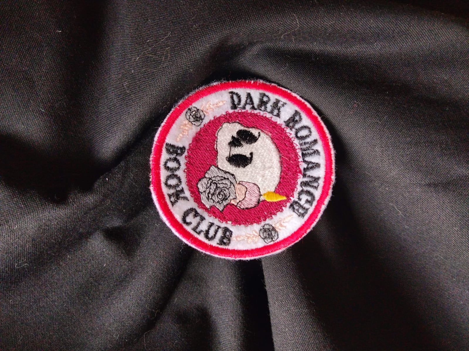 Écusson brodé “Dark Romance Book Club” – Création Broderie & Grimoire
