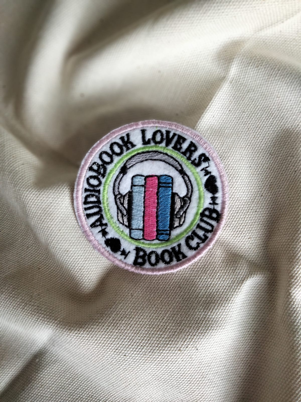Écusson brodé “Audiobook Lovers Book Club” – Création Broderie & Grimoire