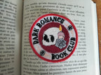 Écusson brodé “Dark Romance Book Club” – Création Broderie & Grimoire