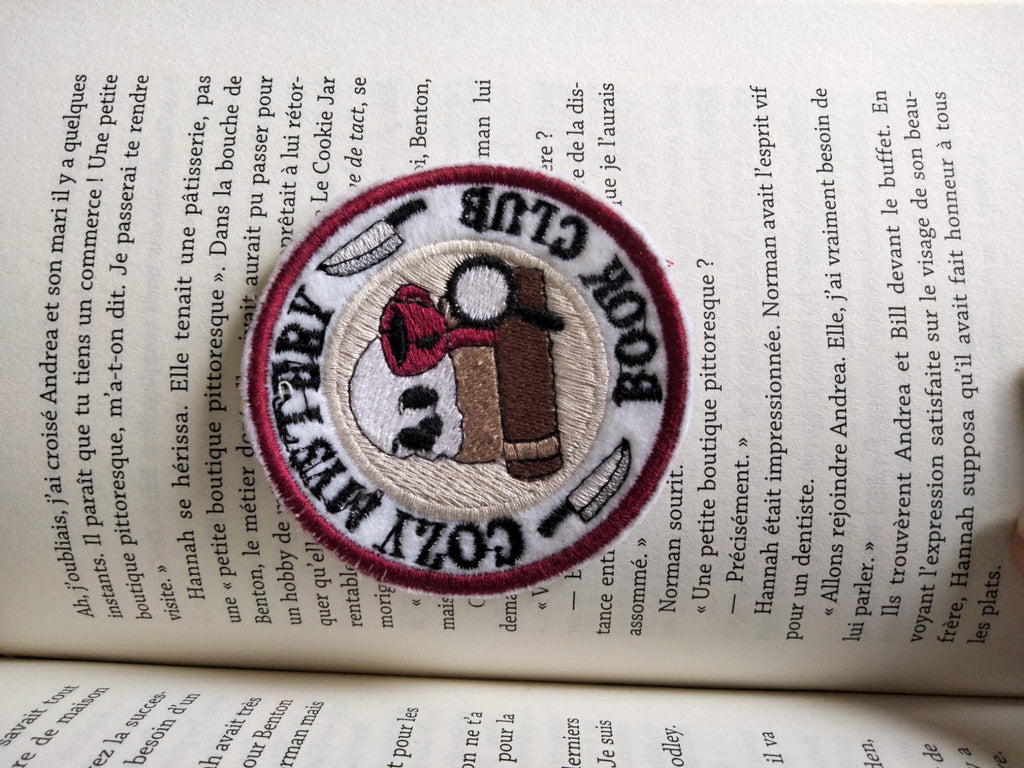 Écusson brodé “Cozy Mystery Book Club” – Création Broderie & Grimoire