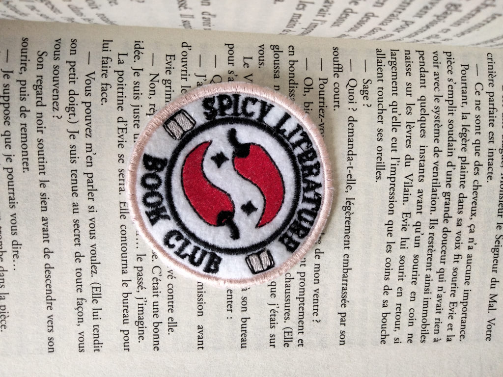 Écusson brodé “Spicy Literature Book Club” – Création Broderie & Grimoire