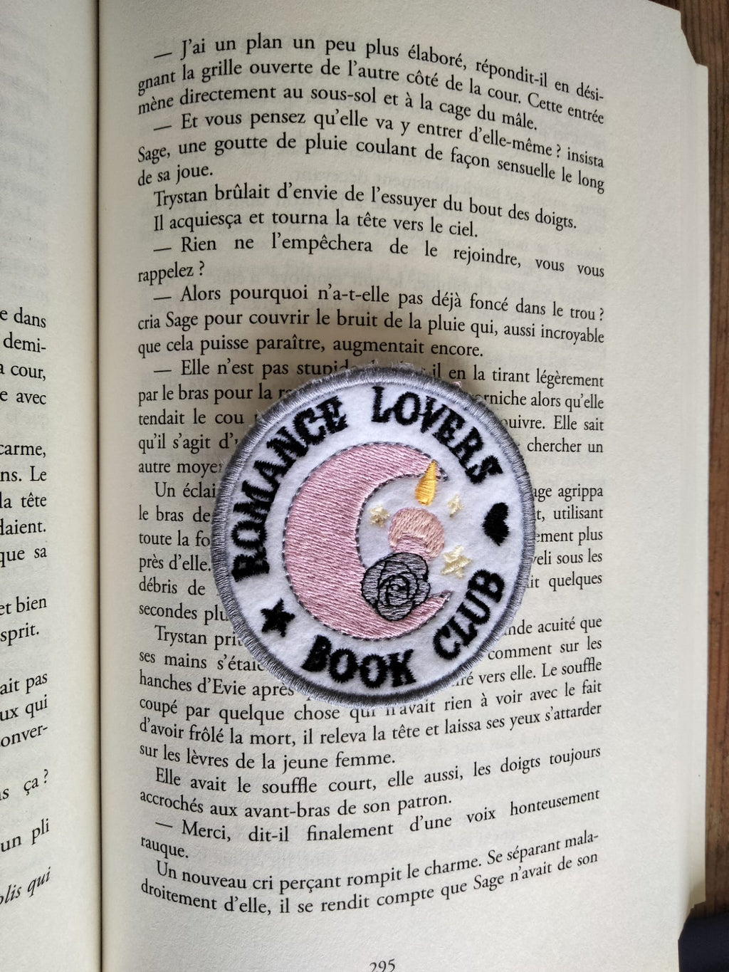 Écusson brodé “Romance Lovers Book Club” – Création Broderie & Grimoire