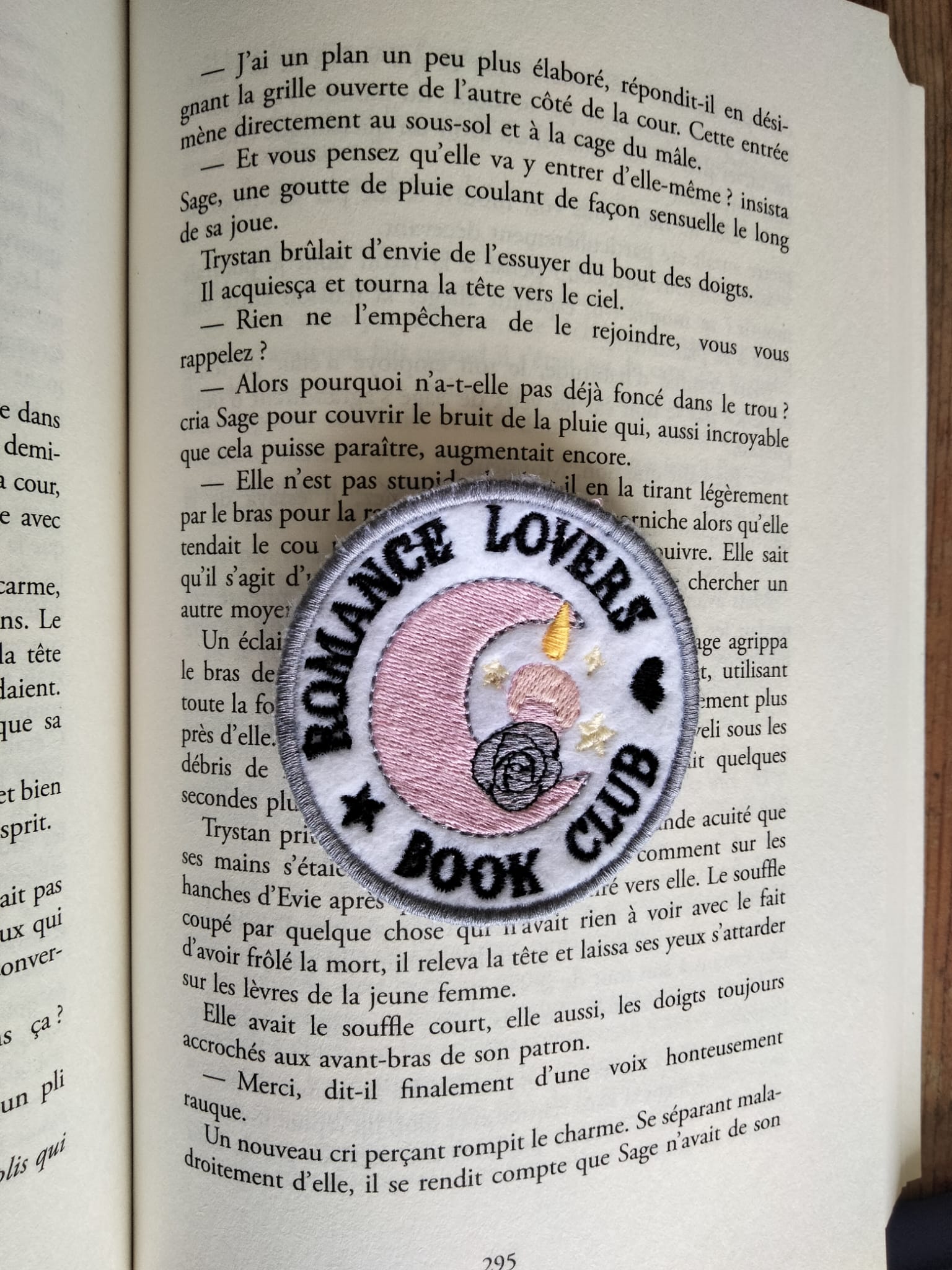 Écusson brodé “Romance Lovers Book Club” – Création Broderie & Grimoire
